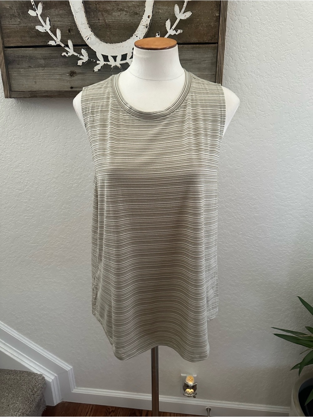 Athleta Cloudlight Sleeveless Striped Crewneck Tank Top - Neutral Stripe size L